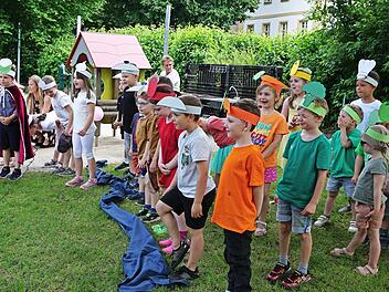 Die Theaterspieler trugen alle eine Krone, dekoriert mit Knoblauch, Möhren, Zitronen oder Blumenkohl, links: König Sahnehäubchen.