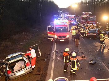 Die B 173 bei Michelau blieb nach dem Unfall bis in die späten Abendstunden gesperrt. Ein Sachverständiger war vor Ort, um sich ein Bild zu machen.