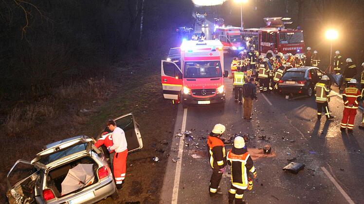 Die B 173 bei Michelau blieb nach dem Unfall bis in die späten Abendstunden gesperrt. Ein Sachverständiger war vor Ort, um sich ein Bild zu machen.