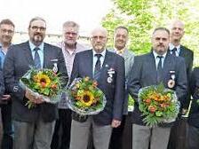 BRK-Auszeichnungen im Landratsamt durch Siegfried Wölki (links) und Michael Busch (rechts)  Foto: Doris Weidner