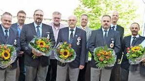 BRK-Auszeichnungen im Landratsamt durch Siegfried Wölki (links) und Michael Busch (rechts)  Foto: Doris Weidner