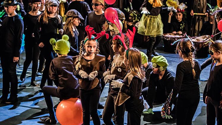 "Compose Janácek": Schüler aus Neustadt und Coburg präsentierten ihre Version der Oper "Das schlaue Füchslein" im Landestheater. Foto: Jochen Berger