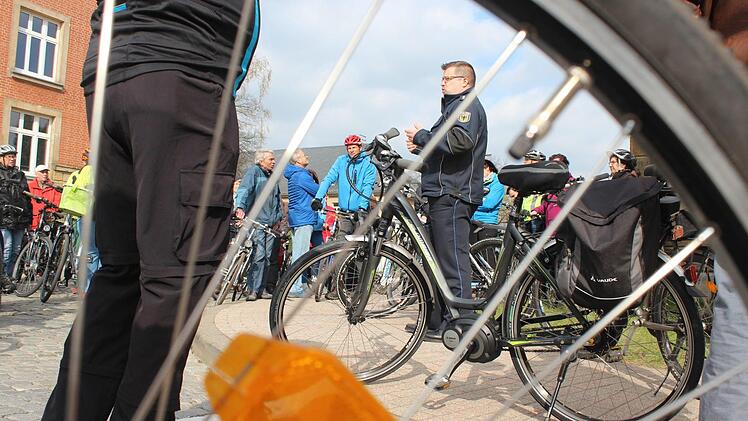 100 FT-Leser radelten am Freitag über das Gelände der Bundespolizei und ließen sich von Rüdiger Ruppenstein alles erklären. Foto: Michael Memmel