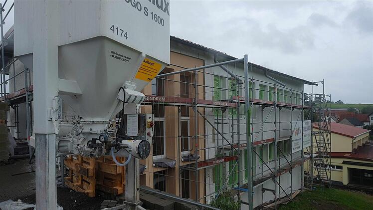 Das Gerüst für die energetischen Außenarbeiten an der Grundschule Dittlofsroda steht. Doch nun ruhen die Arbeiten.  Foto: Gerd Schaar