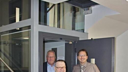 Besonders Gemeinderat Nikolaus Schober (Mitte) freut sich, dass es seit etwa drei Wochen, nachdem der TÜV sein "Okay" gab, einen Aufzug im Rathaus gibt. Hier verlässt er mit Gemeinderat Günter Freß (links) und Bürgermeister Wolfram Thein (rechts) den Aufzug im ersten Stock. Foto: Helmut Will