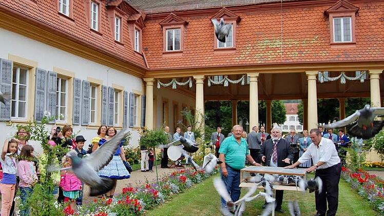 Spektakel: Etwa 80 Brieftauben ließ Taubenzüchter Paul Beck in den blauen Himmel starten. Auch hier war Wolfgang Back mit dabei. Am 25. April 2018 ist Back gestorben. Sigismund von Dobschütz