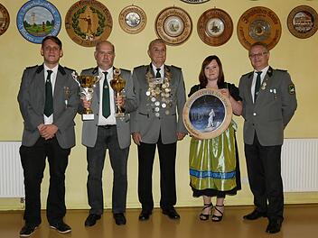 Das neue Königshaus der Grenzlandschützen Fürth am Berg (von links): Schützenmeister Achim Streng, 2. Ritter Peter Götz, Schützenmajestät Erwin Röther, 1. Ritterin Gina Holland und Vorsitzender Michael Fischer Foto: Manja von Nida