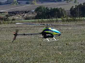 Einer Libelle gleicht der Hubschrauber beim Modellflugtag am blauen Himmel. Foto: Hanns Friedrich