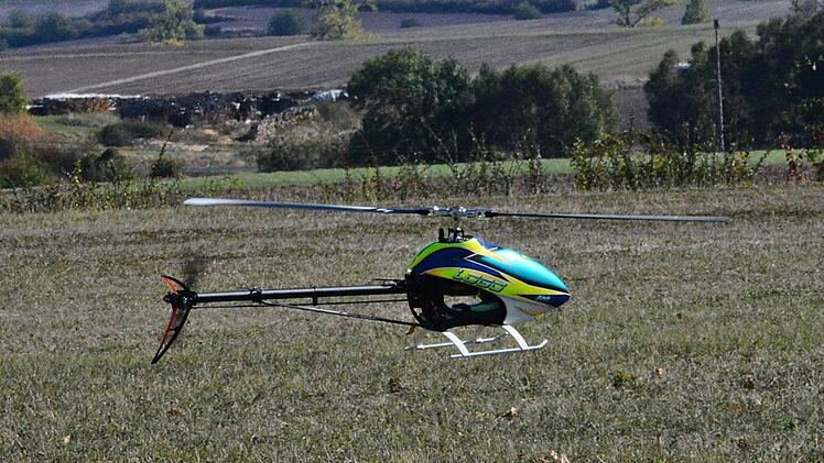 Einer Libelle gleicht der Hubschrauber beim Modellflugtag am blauen Himmel. Foto: Hanns Friedrich