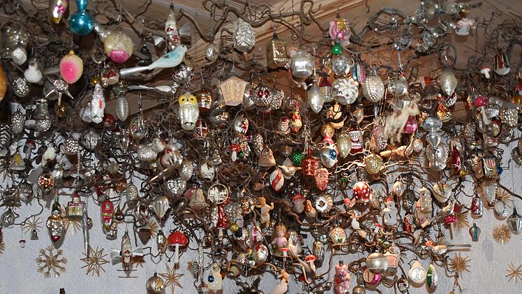 Über der Kulisse von Raimund Lodes glitzert Weihnachtsschmuck, der teilweise über 100 Jahre alt ist. Foto: Petra Malbrich