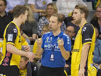 HSC-Trainer Jan Gorr (Mitte) im Gespräch mit den beiden Schweden Pontus Zetterman (links) und Tobias Varvne. Die Anzeichen, dass das Trio nächste Saison erstklassig wird, verdichten sich. Uwe Gick
