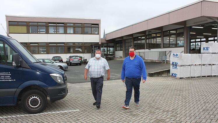 Rundgang zwischen Geschäftsstelle und Lehrwerkstätten: Kreishandwerksmeister Mathias Söllner und Geschäftsführer Danny Dobmeier (v.l.) haben Ideen für das Handwerk vor Ort.