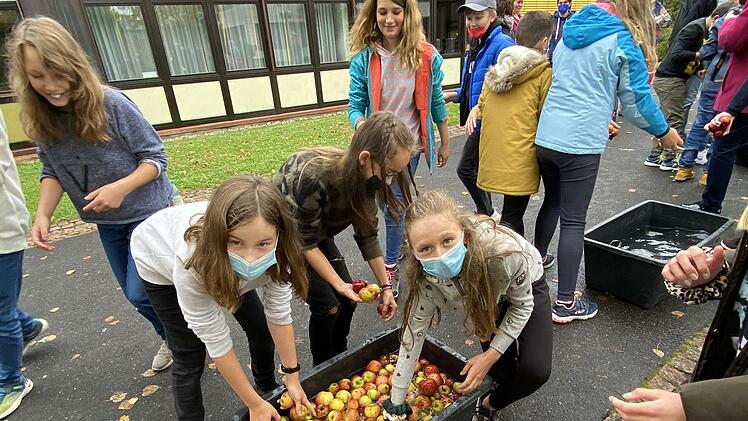 Zunächst müssen die Äpfel gewaschen werden.