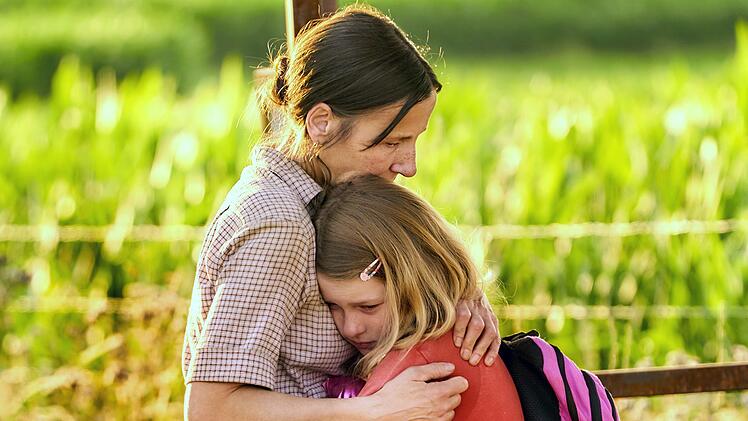 Anne (Meret Becker, links) und Tilda (Luise Landau) in einem vertrauten Moment. Langsam lernt die Einzelgängerin Anne, wie eine persönliche Beziehung ihr und das Leben ihre Enkelin verbessern kann.