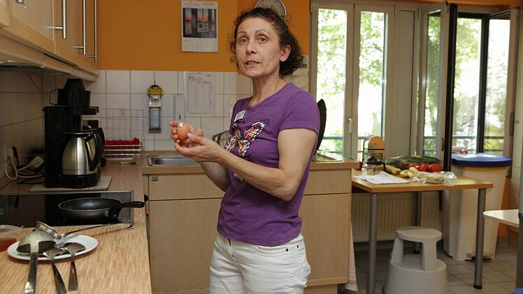 In der Küche riecht's nach Butter: Schwester Jelena Kreft macht  Spiegeleier. Es ist 13 Uhr. "Das ist für einen Gast, der bis jetzt geschlafen hat. Mittagessen will er später", erklärt sie. Süßes könne der Kranke wegen der Schädigung durch die Chemo nicht mehr essen. Eier mage er, verträgt er - und bevorzugt sie derzeit zum Frühstück.