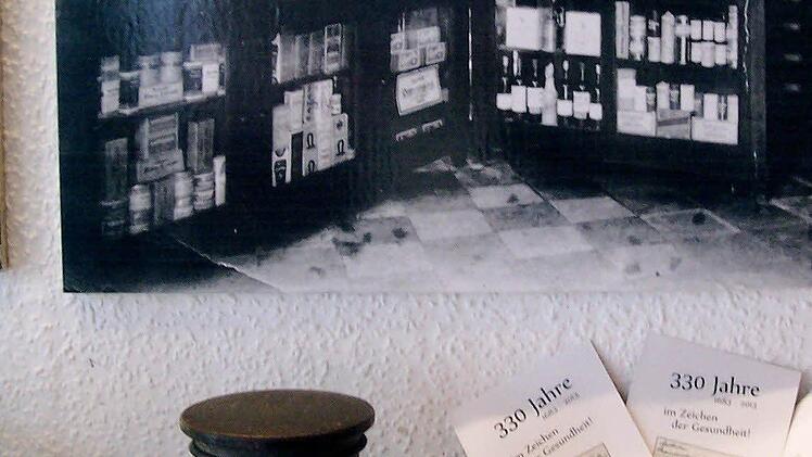 Im Schaufenster wird an die alte Apotheker-Tradition in Mainbernheim erinnert.