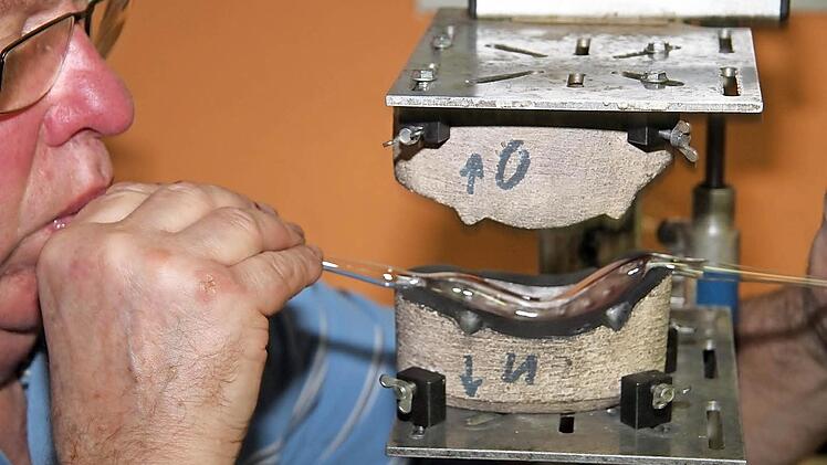 Das heiße Glas wird in eine Form gelegt - und dann aufgeblasen, die Form wird blitzschnell geschlossen und das Glas darf auch nicht zu sehr geblasen werden. Fotos: Sonja Adam