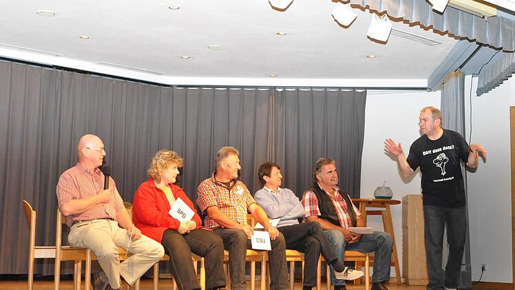 Salz in der unterhaltsamen Suppe: Die Talkrunde mit Zuschauern als Parteivertretern.Fotos: Beate Dahinten