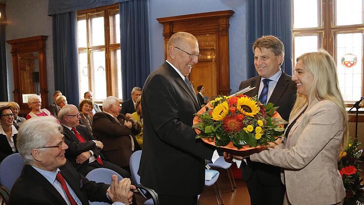 Die beiden Minister gratulieren Peter Buchner zur Ehrung. Foto: Matthias Hoch