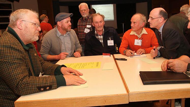 Landrat Wilhelm Schneider (Zweiter von rechts) und Rudi Ruß (Dritter Von rechts) bei aktiven Gesprächen mit den Interessensvertretern.