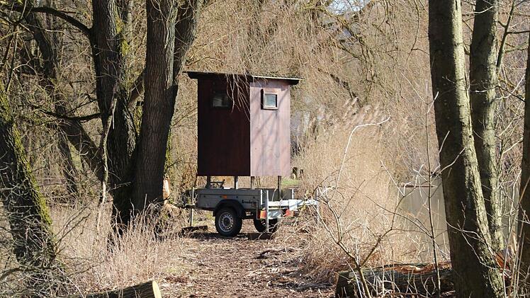Der mobile Ansitz für die Jäger steht fast genau gegenüber.