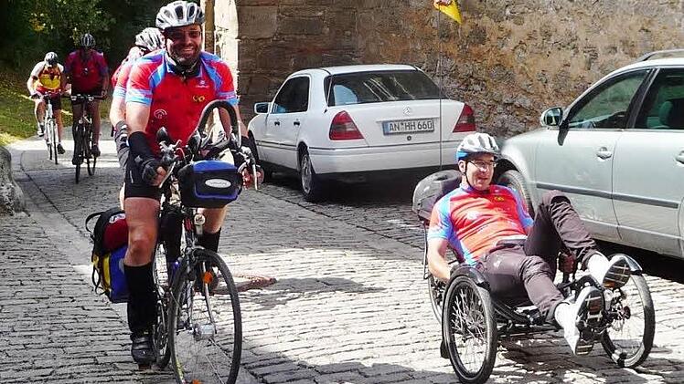 Geschafft: Thomas Gensler freut sich über das erreichte Etappenziel. Foto: Krebsverband Baden-Württemberg