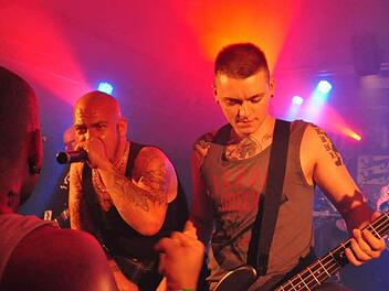 Nah bei den Punks und Skins: Die Oi!Punker von "Scharmützel" aus Baden-Württemberg. Foto: Simon Albrecht