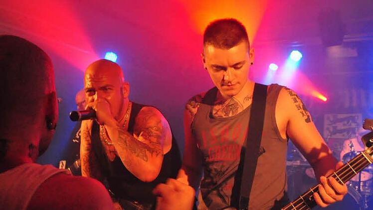 Nah bei den Punks und Skins: Die Oi!Punker von "Scharmützel" aus Baden-Württemberg. Foto: Simon Albrecht