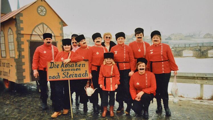 Beim Faschingszug in Steinach waren die Damen in den 1970er- und 80er-Jahren immer dabei. Hier sind sie als Kosaken zu sehen, links außen steht Bürgermeister Helmut Schuck. Seine Frau Ingrid steht in der hinteren Reihe unkostümiert, da es einen Trauerfall gab. Foto: Privat