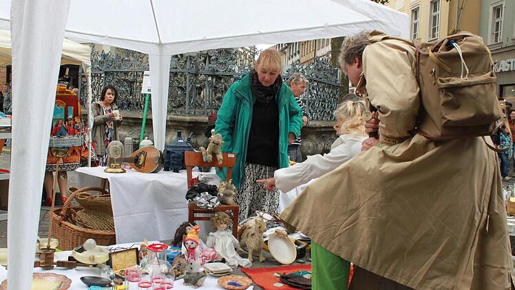 Beim Bamberger Antikmarkt kamen Liebhaber schöner alter Dinge voll auf ihre kosten. Foto: Michel Memmel
