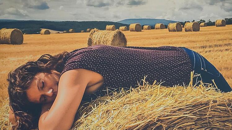 Das Siegerbild stammt von Marcus Schulz aus Brendlorenzen, der seine Frau Ulrike auf einem Strohballen ablichtete. Das Bild entstand bei einem Spaziergang.  Foto: Marcus Schulz