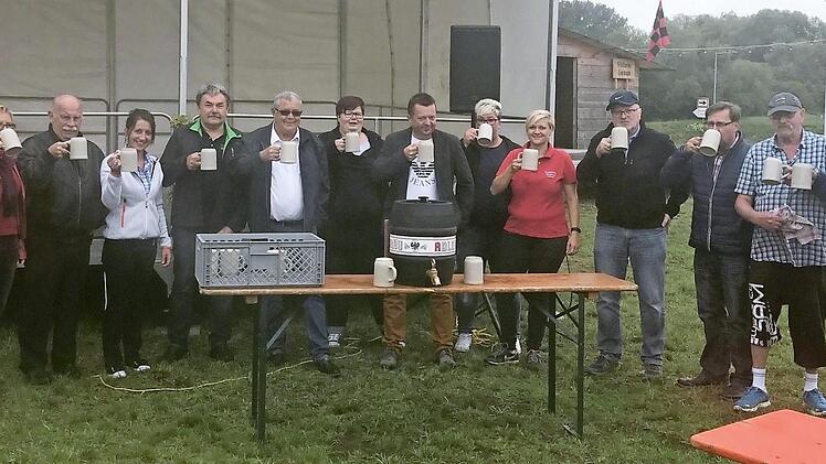 Na, der Bieranstich hatte geklappt: Unser Bild zeigt die Festverantwortlichen und Ehrengäste mit Alois Böhnlein (links), Zweitem Bürgermeister Hans-Georg Häfner (Dritter von links) und Braumeister Norbert Merklein (rechts).
