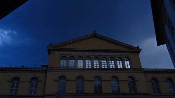 Dunkle Wolken über dem Landestheater: Was passiert, wenn die eigentlich geplante Interimsspielstätte für die Zeit der anstehenden Generalsanierung vielleicht doch nicht gebaut wird.Jochen Berger