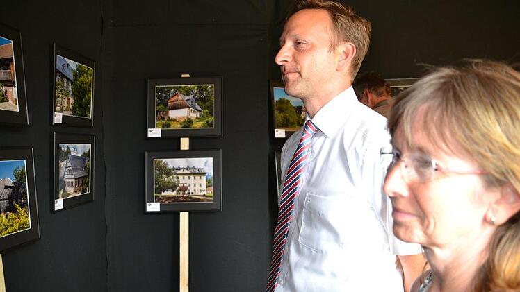 Bürgermeister Robert Bosch (hier mit Martina Pöhlmann) gefielen die Aufnahmen des FAC. Foto: Uschi Prawitz
