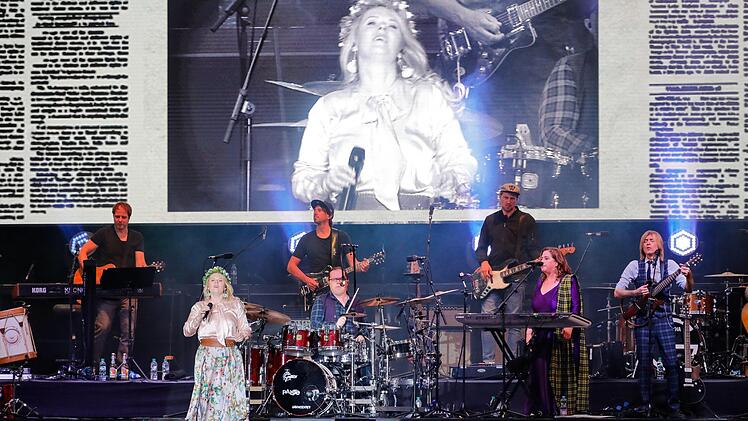 Bei ihrer Premiere in Coburg genossen die Mitglieder der Kelly Family die besondere Stimmung auf dem Schlossplatz.  Foto: Matthias Hoch