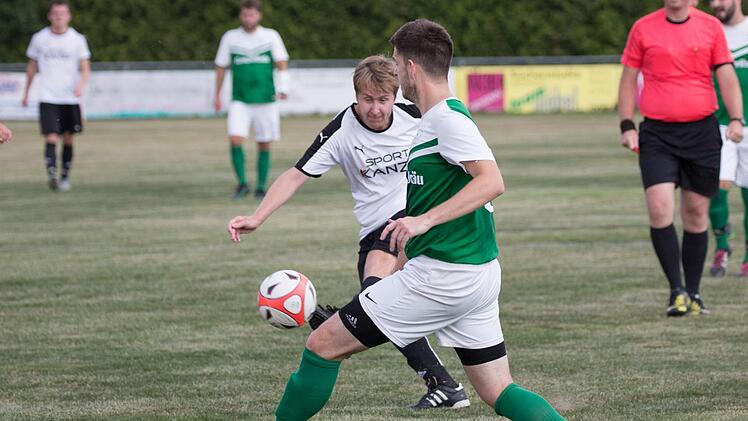 Aus knapp 18 Metern zieht der Theisenorter Jannik Ultsch (wei&szlig;es Trikot) ab und trifft unhaltbar f&uuml;r den Stockheimer Keeper Scherbel ins obere linke Dreieck zum 2:0.  Foto: Heinrich Wei&szlig;