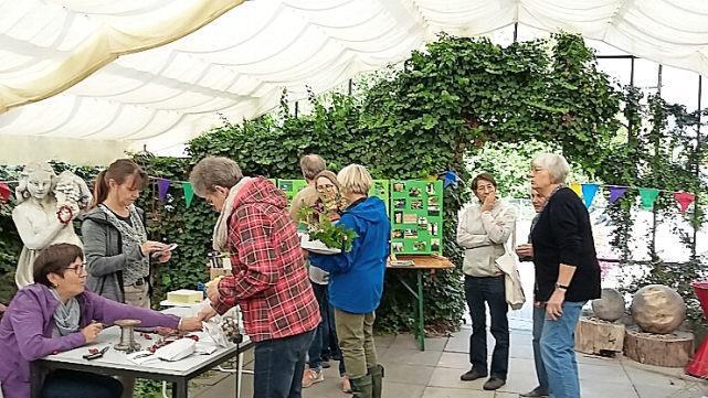 Gut besucht war das Herbstfest mit Pflanzentauschb&ouml;rse im Seniorenzentrum.  Foto: Luise Meyer-Bieber