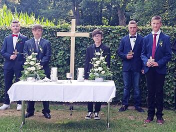 Am Sonntag feierten acht junge evangelische Christen in Unterrodach das Fest der Konfirmation. Das Bild zeigt sie mit Pfarrer Andreas Krauter (Zweiter von rechts).