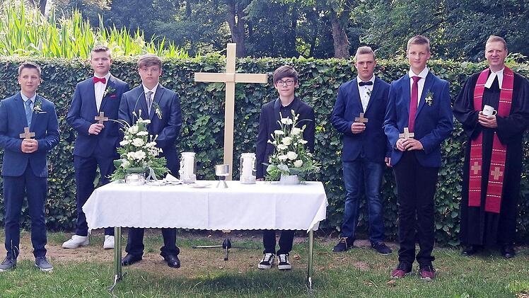 Am Sonntag feierten acht junge evangelische Christen in Unterrodach das Fest der Konfirmation. Das Bild zeigt sie mit Pfarrer Andreas Krauter (Zweiter von rechts).