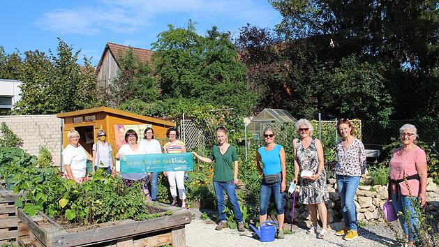 Anna Mei&szlig;ner (5. v. r.) f&uuml;hrte die Besucher durch den Herzo-Garten.    Foto: Verena Stephan