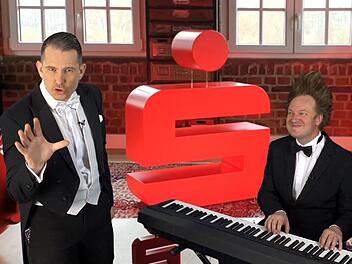 Nicht nur wegen Corona war die diesjährige Bilanz-Pressekonferenz der Sparkasse Coburg-Lichtenfels anders als je zuvor. Die Comedians Streckenbach & Köhler waren etwa mit einem Loblied auf das Geldinstitut zu hören.