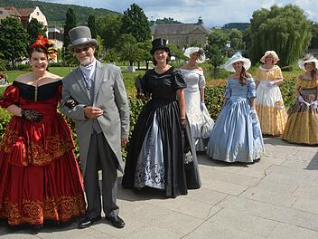 Lola Montez und ihr  Ehemann, Sir Thomas James, besuchten zusammen mit ihrem Hofstaat Bad Kissingen und flanierten   zwischen Schweizerhaussteg und Wandelhalle.