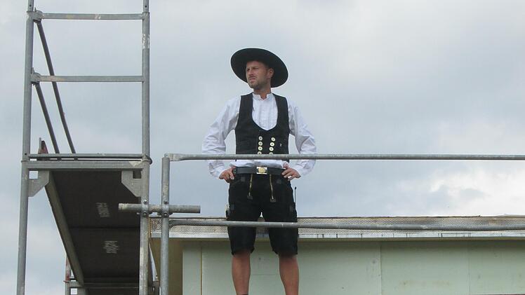 Der in Tracht gekleidete Firmenchef, Manuel Weissenberger, brachte den Richtspruch aus und leerte das Glas auf den Neubau, die Planer und das Handwerk.  Foto: Winfried Ehling