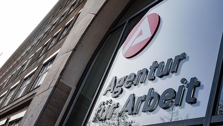 Coburg/Bamberg: Jugendarbeitslosigkeit steigt, generelle Arbeitslosigkeit sinkt - Arbeitsmarktbericht für Juli