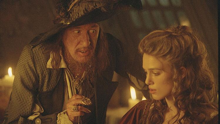 Keira Knightley (mit Geoffrey Rush) gelang mit "Fluch der Karibik" der endgültige Durchbruch. Zum Zeitpunkt der Dreharbeiten war sie erst 17 Jahre alt.