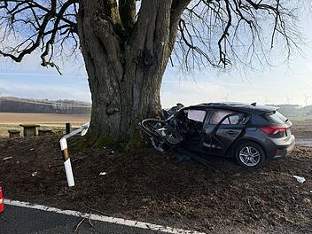 Auto prallt gegen massiven Baum: 39-J&auml;hriger stirbt bei Unfall im Kreis Bamberg
