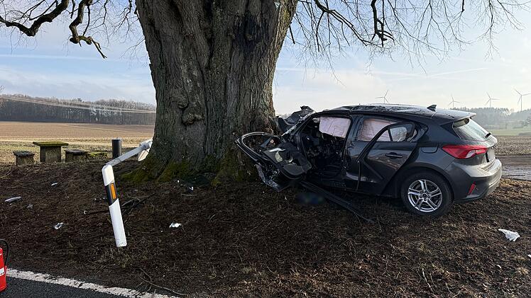 Auto prallt gegen massiven Baum: 39-J&auml;hriger stirbt bei Unfall im Kreis Bamberg