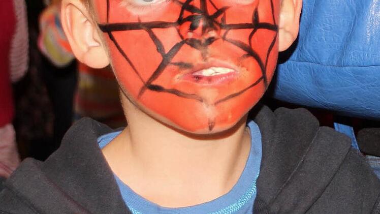 Jakob hatte sich entsprechend für das Hexenfest gekleidet, und seine Gesichtsmalerei verfehlte ihre Wirkung nicht.