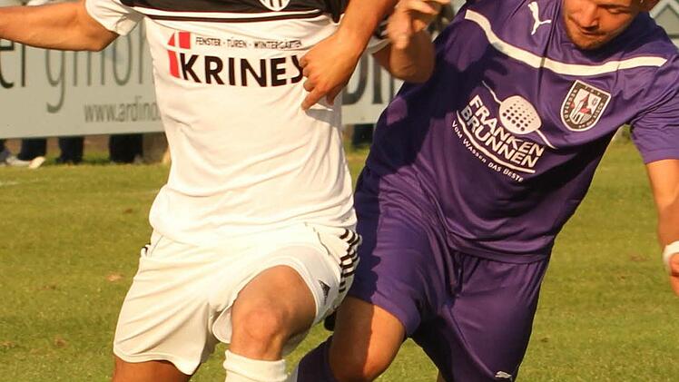 Packernder Zweikampf zwischen dem Sander Dominik Barth (links) und dem Neustadter Kevin Köhler.  Fotos: Günther Geiling