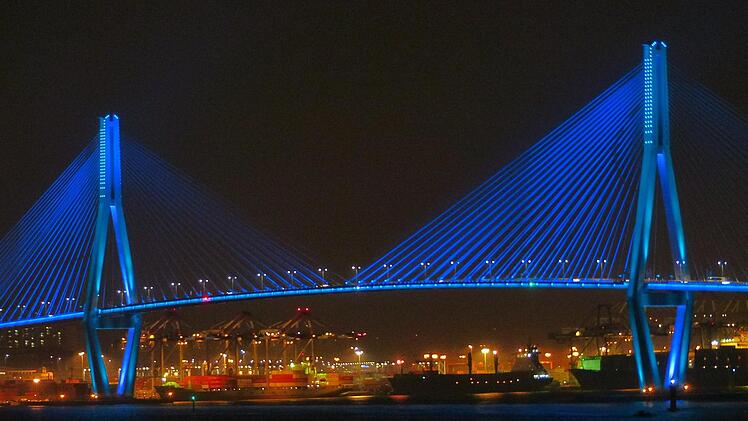 Farbenspiel - in ständig wechselnder Farbe wird nachts die Brücke im koreanischen Busan beleuchtet.Foto: Manfred Wagner